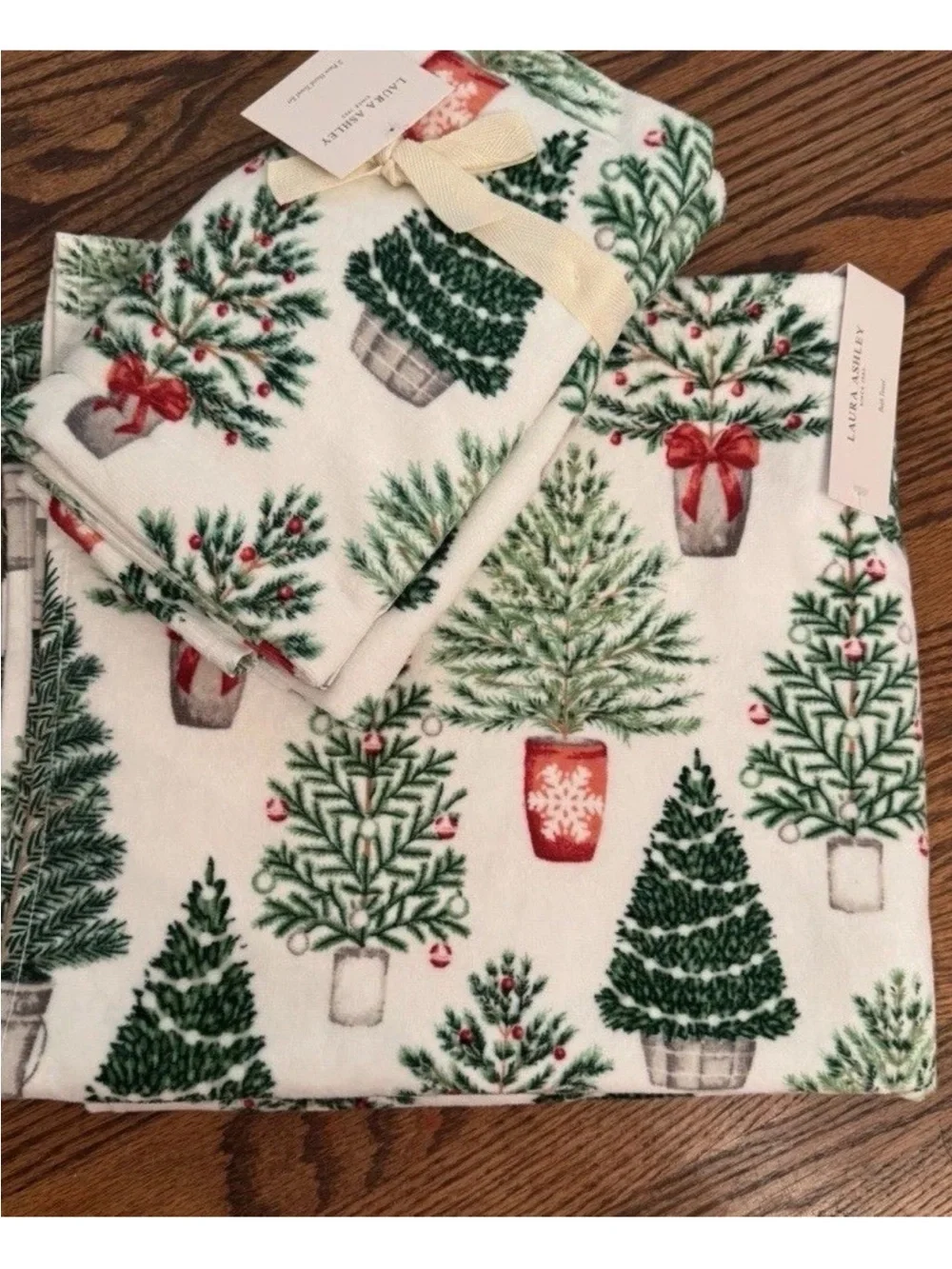 Laura Ashley Christmas Towel Set - 2 Bath Towels & 2 Hand Towels 100% Cotton